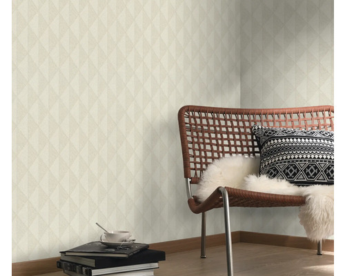 Woonkamer met geometrisch behang, stoel en decoratieve elementen voor een stijlvolle ambiance.