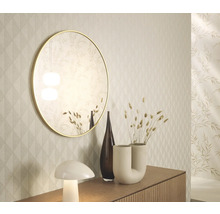 Decoratief interieur met spiegel, vazen en lamp op een dressoir voor een behang met patroon.