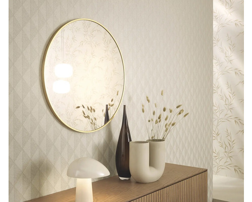 Decoratief interieur met spiegel, vazen en lamp op een dressoir voor een behang met patroon.