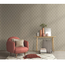 Woonkamer met fauteuil, tafel en geometrisch behang