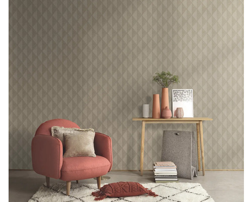 Woonkamer met fauteuil, tafel en geometrisch behang