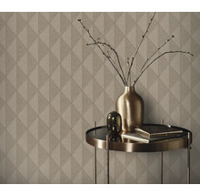 Close-up van een muur met geometrisch behang en een tafel met decoraties