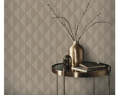 Close-up van een muur met geometrisch behang en een tafel met decoraties