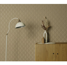 Kamerzicht met patroonbehang, vloerlamp en dressoir met decoratie