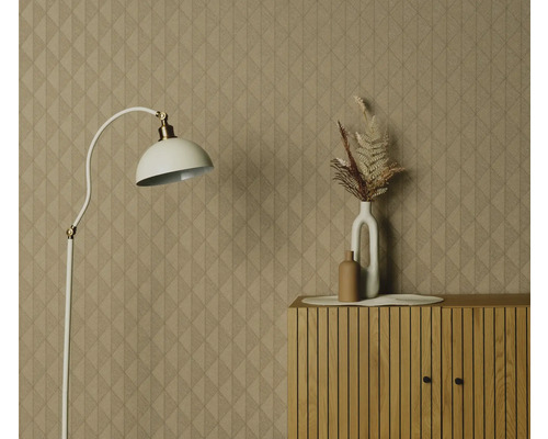 Kamerzicht met patroonbehang, vloerlamp en dressoir met decoratie
