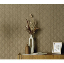 Decoratief interieur met patroonbehang, vazen en fotolijst op een houten kast