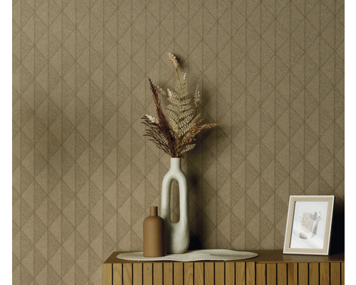 Decoratief interieur met patroonbehang, vazen en fotolijst op een houten kast