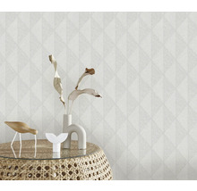 Close-up van een gestructureerd behang met geometrisch patroon en decoraties op een bijzettafel