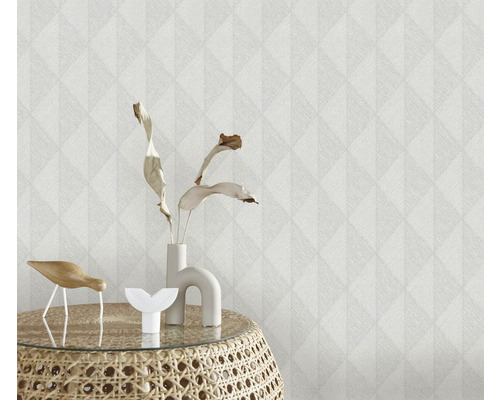 Close-up van een gestructureerd behang met geometrisch patroon en decoraties op een bijzettafel