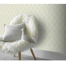 Decoratieve wandbekleding met geometrisch behang achter een stoel met kussens en decoratie