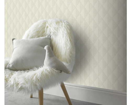 Decoratieve wandbekleding met geometrisch behang achter een stoel met kussens en decoratie