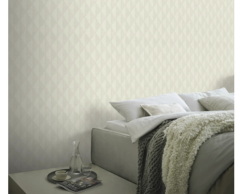 Slaapkamer met geometrisch behang, bed en nachtkastje