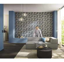 Woonkamer met bank, tafel en behang met patroon voor een stijlvol interieur