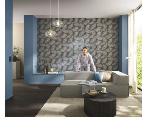 Woonkamer met bank, tafel en behang met patroon voor een stijlvol interieur