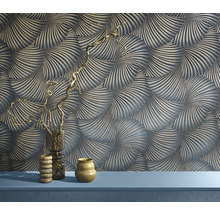 Interieurfoto met patroonbehang en decoratieve vazen op een plank
