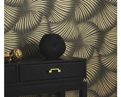 Zwarte ladekast met decoratie tegen een muur met grafisch behang