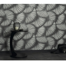 Kamer met patroonbehang, bijzettafel en handtas