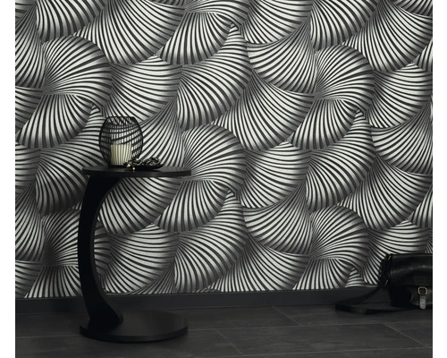 Kamer met patroonbehang, bijzettafel en handtas