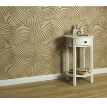 Kamerweergave met patroonbehang en wit bijzettafeltje met decoratieve items