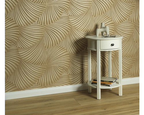 Kamerweergave met patroonbehang en wit bijzettafeltje met decoratieve items