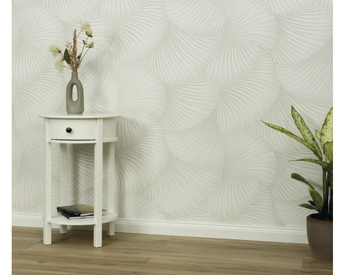 Scene met patroonbehang, nachtkastje en kamerplant.