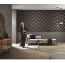 Moderne woonkamer met geometrisch behang, bank en bijzettafel