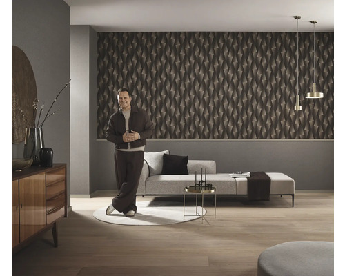 Moderne woonkamer met geometrisch behang, bank en bijzettafel