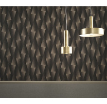 Kamer met geometrisch behang en twee hanglampen