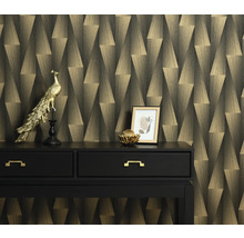 Scene met een dressoir met decoratieve objecten en een patroonbehang