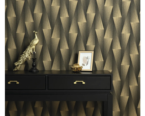 Scene met een dressoir met decoratieve objecten en een patroonbehang