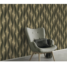 Woonkamer met geometrisch behang en fauteuil