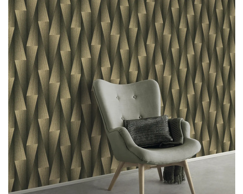 Woonkamer met geometrisch behang en fauteuil