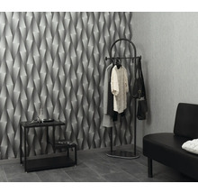 Scene met geometrisch behang, kapstok, tafel en bank