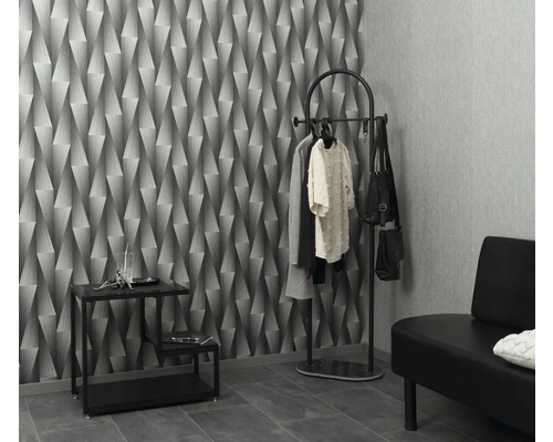 Scene met geometrisch behang, kapstok, tafel en bank