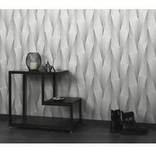 Kameroverzicht met patroonbehang, decoraties op een bijzettafel en laarzen