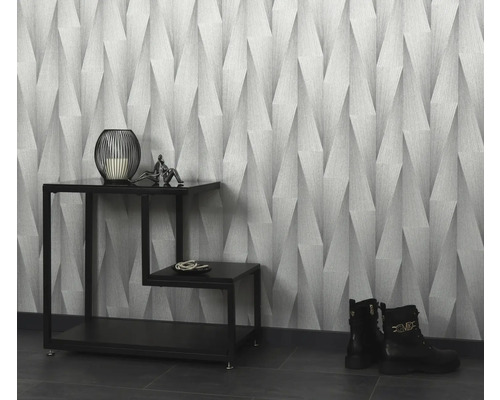 Kameroverzicht met patroonbehang, decoraties op een bijzettafel en laarzen