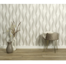 Lichte kamer met patroonbehang, vaas en kruk