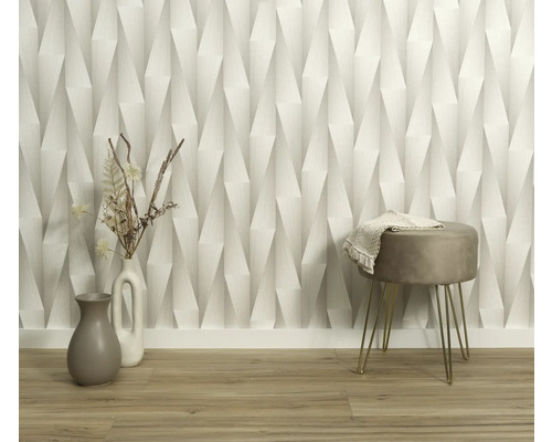 Lichte kamer met patroonbehang, vaas en kruk