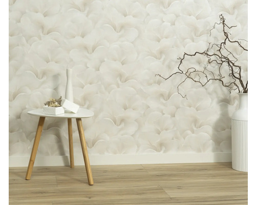 Decoratief behang met bloemmotief in een lichte ruimte