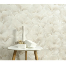 Close-up van een muur met een bloemmotiefbehang, een tafel met decoraties