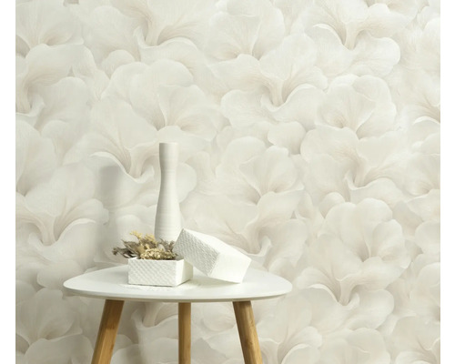 Close-up van een muur met een bloemmotiefbehang, een tafel met decoraties