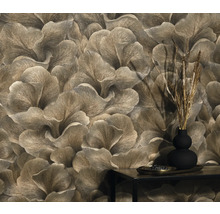 Detailopname van een muur met bloemenbehang en een klein tafeltje met decoratie