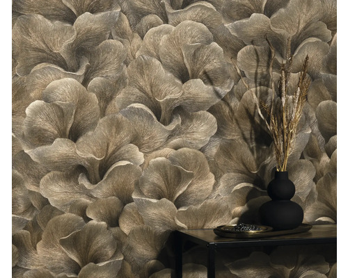 Detailopname van een muur met bloemenbehang en een klein tafeltje met decoratie