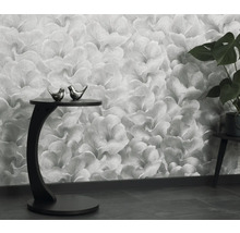 Woonkamer met bloemenbehang, bijzettafel en kamerplant