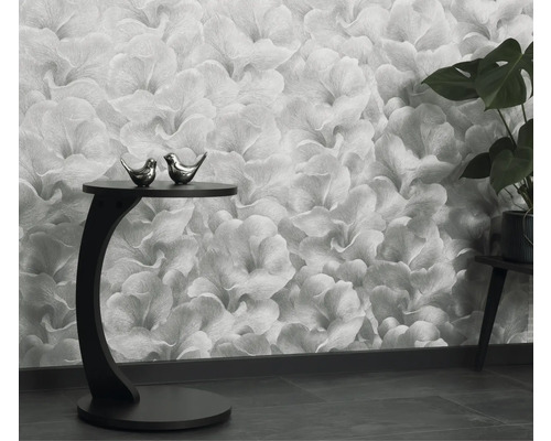 Woonkamer met bloemenbehang, bijzettafel en kamerplant