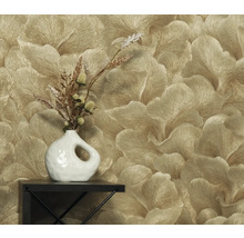 Goudkleurig behang met bloemmotief, decoratie met vaas en droogbloemen op een plank