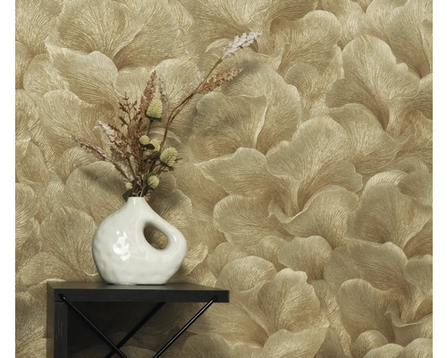 Goudkleurig behang met bloemmotief, decoratie met vaas en droogbloemen op een plank