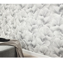 Behang met bloemmotief op een muur