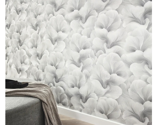 Behang met bloemmotief op een muur