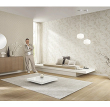 Lichte woonkamer met patroonbehang, lage bank, vloerkleed en decoratie